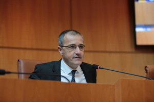 " À rombu di travaglià, ciò chì paria impussibule à certi, hè diventatu pussibule " " À rombu di travaglià, ciò chì paria impussibule à certi, hè diventatu pussibule "