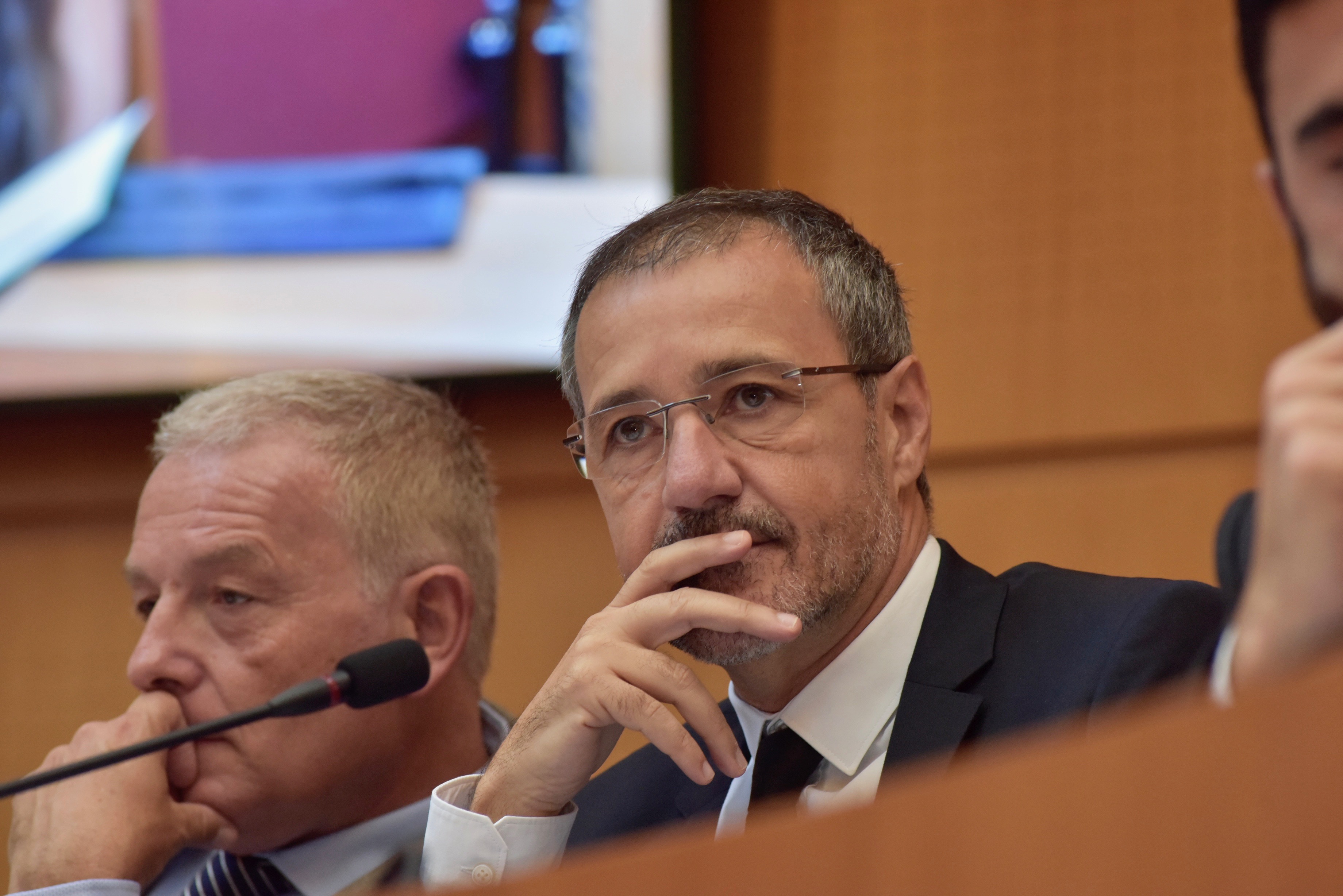 "E suluzione, cum’è sempre, e circhemu da per noi, ind’è noi è in giru à noi"