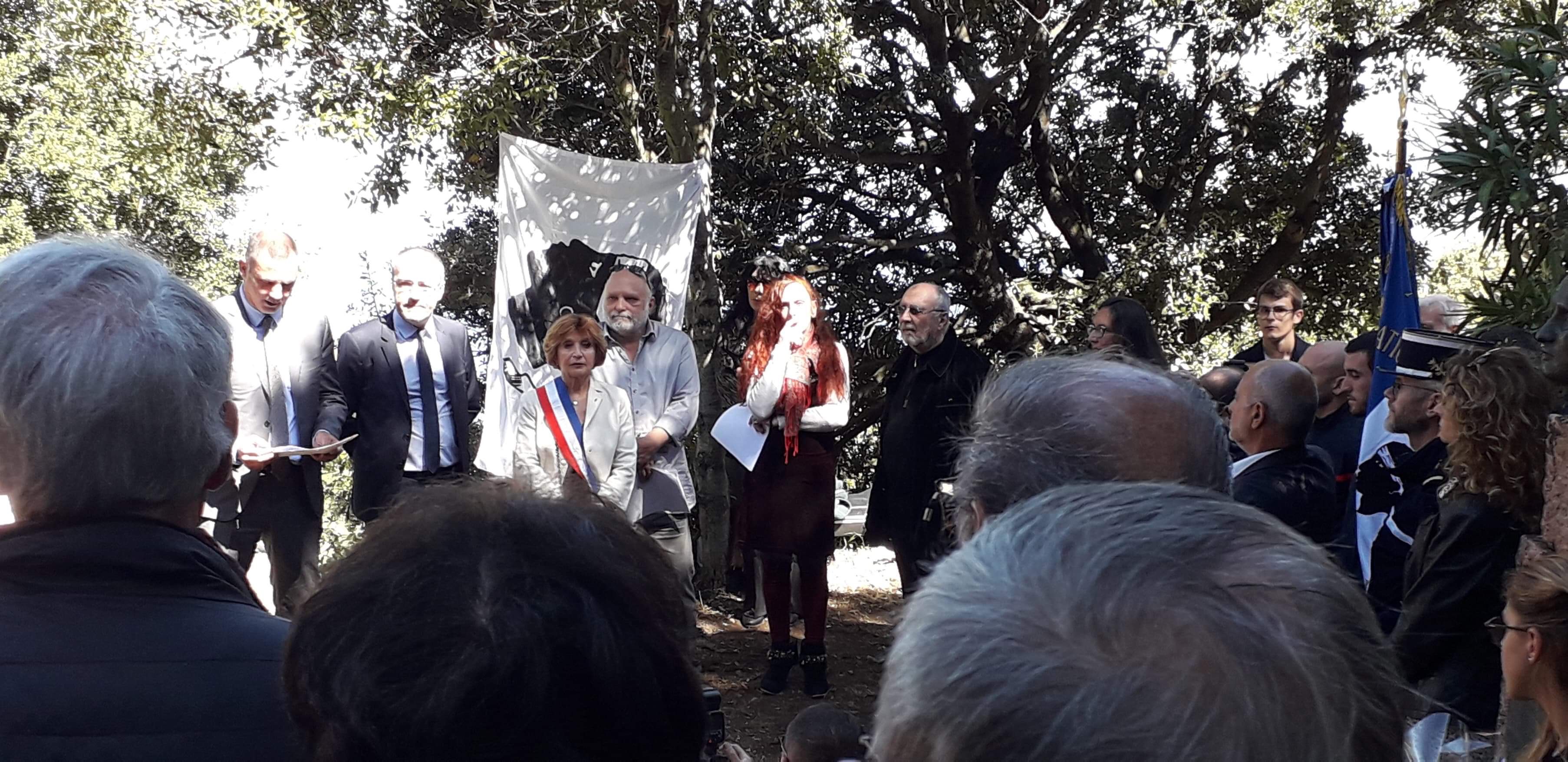 "A la mémoire de celles et ceux qui, dans la nuit de l'occupation, ont allumé une étincelle d'espoir"