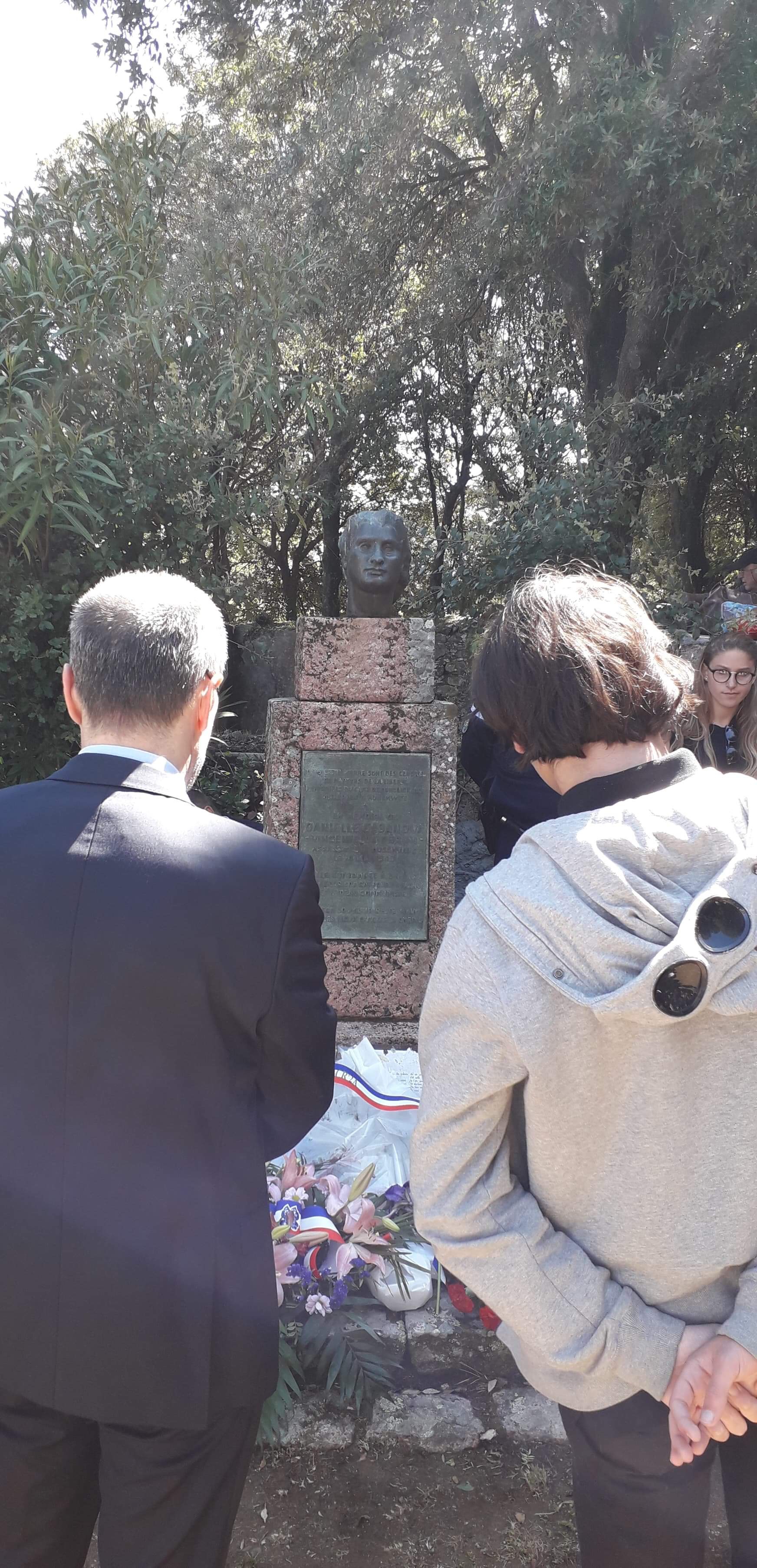"A la mémoire de celles et ceux qui, dans la nuit de l'occupation, ont allumé une étincelle d'espoir"