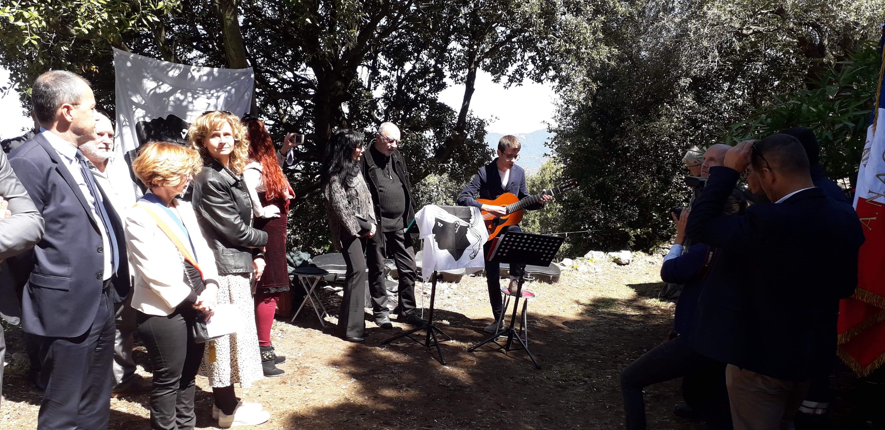 "A la mémoire de celles et ceux qui, dans la nuit de l'occupation, ont allumé une étincelle d'espoir"
