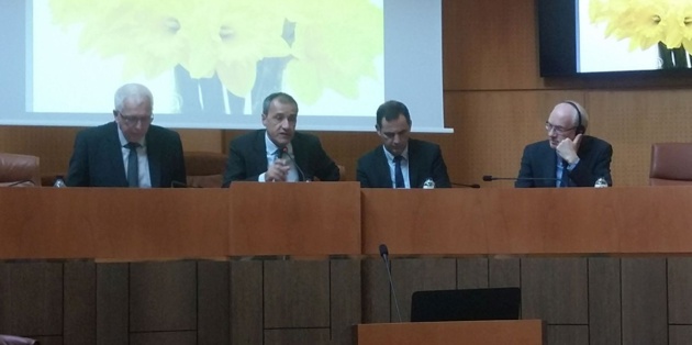 Da manca à diritta: S Luciani, Cunsiglieru esecutivu; Jean guy Talamoni, Presidente di l'Assemblea di Corsica; Gilles Simeoni, Presidente di u Cunsigliu Esecdutivu, Meirion P Jones, Direttore di u NPLD