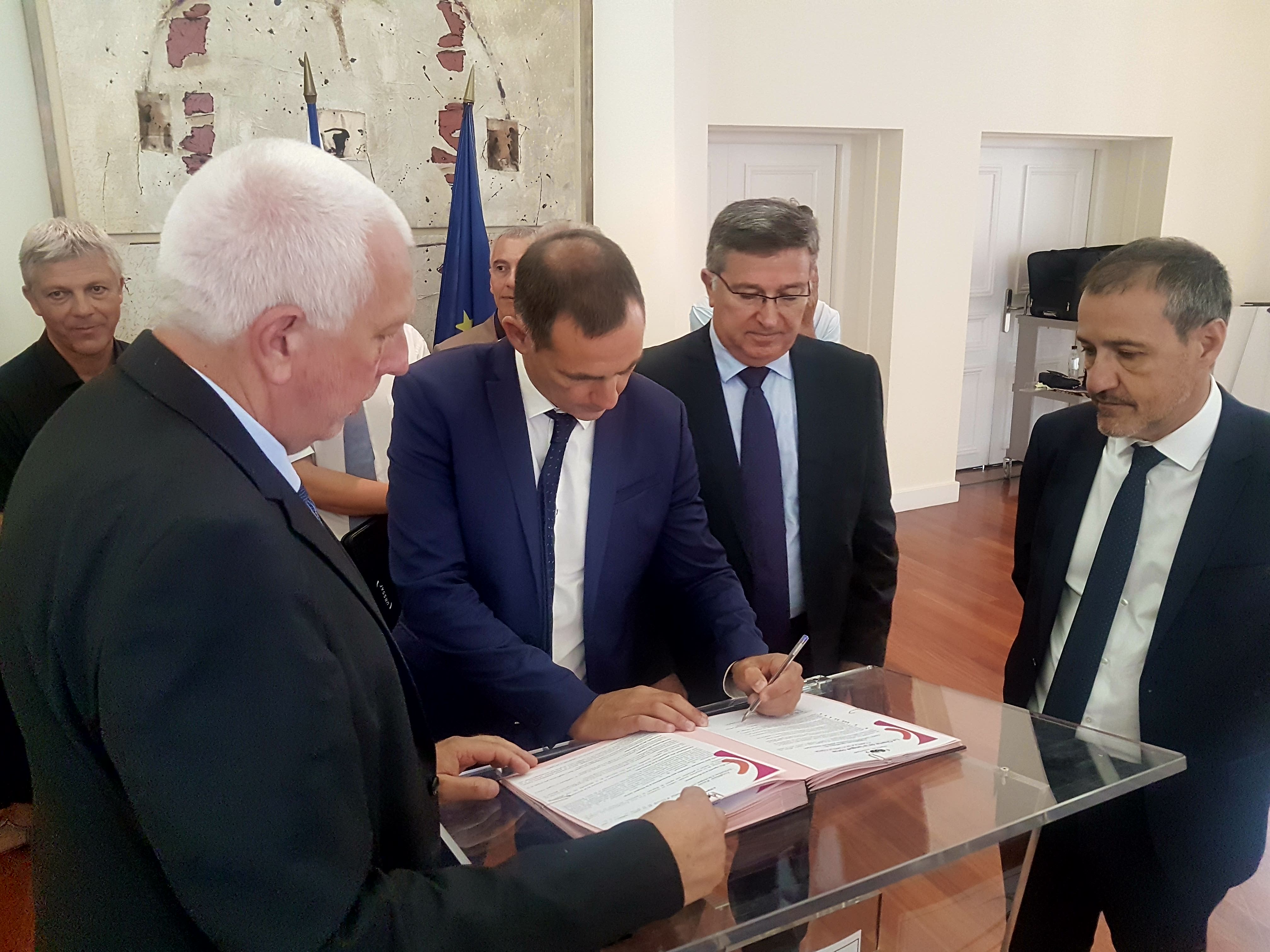 Firma di a Cartula da u CNFPT, l'URSSAF, u PNRC è e cumune di I Peri è Montegrossu.