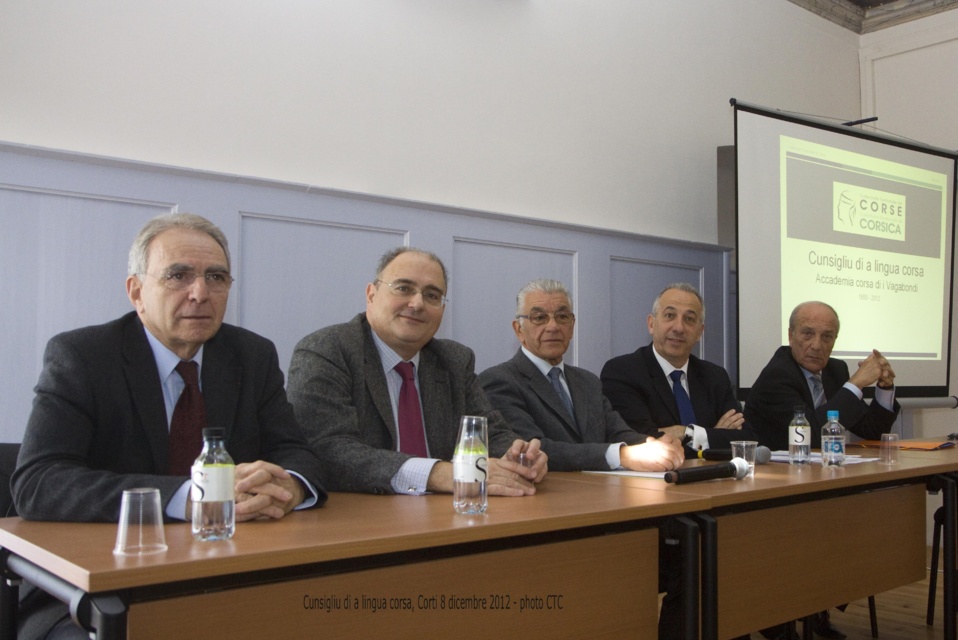 di manca à diritta: Antoine Sindali, Presidente di a cummissione per a tupunimia; Paul Giacobbi, Presidente di l'Esecutivu di Corsica; Ghjacumu Thiers, Presidente di l'Accademia Corsa di i Vagabondi; Petru Ghionga, Presidente di u Cunsigliu di a Lingua; Dominique Bucchini, Presidente di l'Assemblea di Corsica