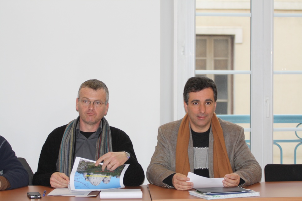 da diritta à manca, Antoine Orsini, Presidente di a Cummissione "lingua corsa in i media", Pasquale Ottavi, Rapurtore di a Cummissione da diritta à manca, Antoine Orsini, Presidente di a Cummissione "lingua corsa in i media", Pasquale Ottavi, Rapurtore di a Cummissione