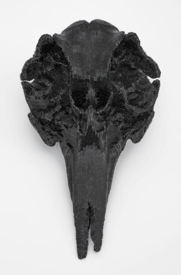Christelle Mally : Masque N°10, La lumière noire, Sculpture, 2017, support naturel, perles de verre et fi ls de coton, 16 x 22 x 37 cm. Christelle Mally : Masque N°10, La lumière noire, Sculpture, 2017, support naturel, perles de verre et fi ls de coton, 16 x 22 x 37 cm.