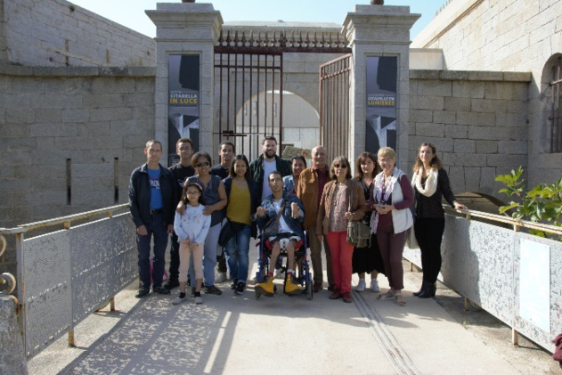 La famille Ravoahangy Andrianavalona, Isabelle Flores, et les agents du Centre de conservation du patrimoine