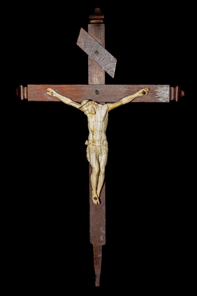 Christ en ivoire du XVIe siècle Christ en ivoire du XVIe siècle