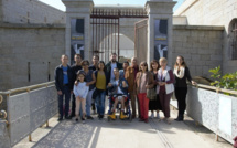 La famille Ravoahangy Andrianavalona, Isabelle Flores, et les agents du Centre de conservation du patrimoine
