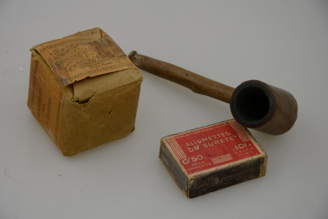 Paquet de scaferlati, pipe de marin, boite d'allumettes Paquet de scaferlati, pipe de marin, boite d'allumettes