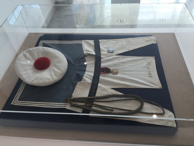 Eléments d’un uniforme de matelot du sous-marin Casabianca, années 40, coll. musée A Bandera. Eléments d’un uniforme de matelot du sous-marin Casabianca, années 40, coll. musée A Bandera.