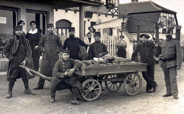 Une corvée de ravitaillement en ville, camp de Grafenwöhr; fin 1914(_) (1) Une corvée de ravitaillement en ville, camp de Grafenwöhr; fin 1914(_) (1)