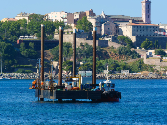 Visita di a barga di sundagi geutecnichi pè u futuru portu di Bastia 