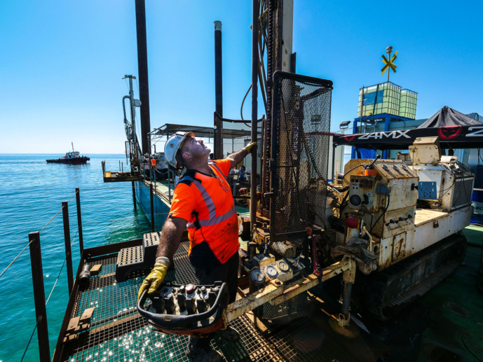Visita di a barga di sundagi geutecnichi pè u futuru portu di Bastia Visita di a barga di sundagi geutecnichi pè u futuru portu di Bastia