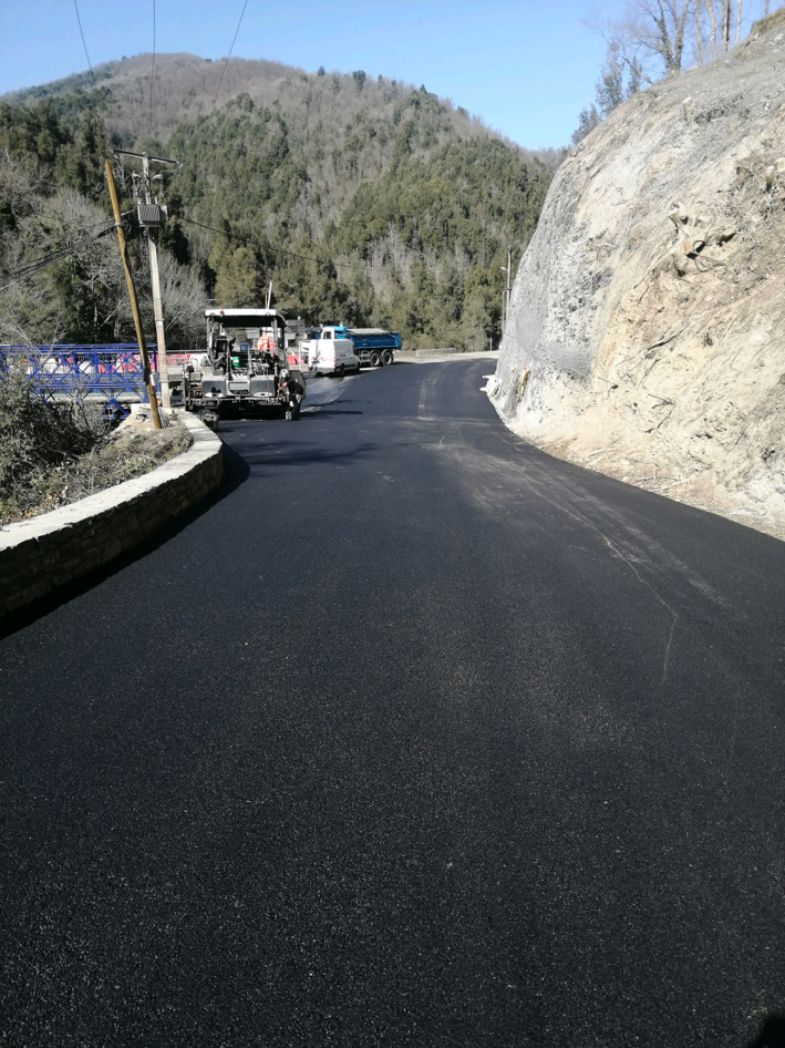Les travaux d’enrobés en cours de finition.