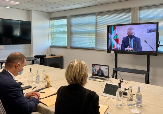 Signature officielle d’un accord de coopération entre le Chef du Gouvernement Basque et le Président du Conseil exécutif de Corse Signature officielle d’un accord de coopération entre le Chef du Gouvernement Basque et le Président du Conseil exécutif de Corse