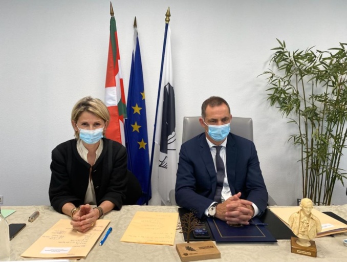 Signature officielle d’un accord de coopération entre le Chef du Gouvernement Basque et le Président du Conseil exécutif de Corse Signature officielle d’un accord de coopération entre le Chef du Gouvernement Basque et le Président du Conseil exécutif de Corse