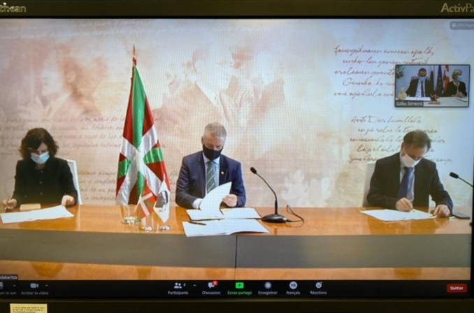 Signature officielle d’un accord de coopération entre le Chef du Gouvernement Basque et le Président du Conseil exécutif de Corse Signature officielle d’un accord de coopération entre le Chef du Gouvernement Basque et le Président du Conseil exécutif de Corse