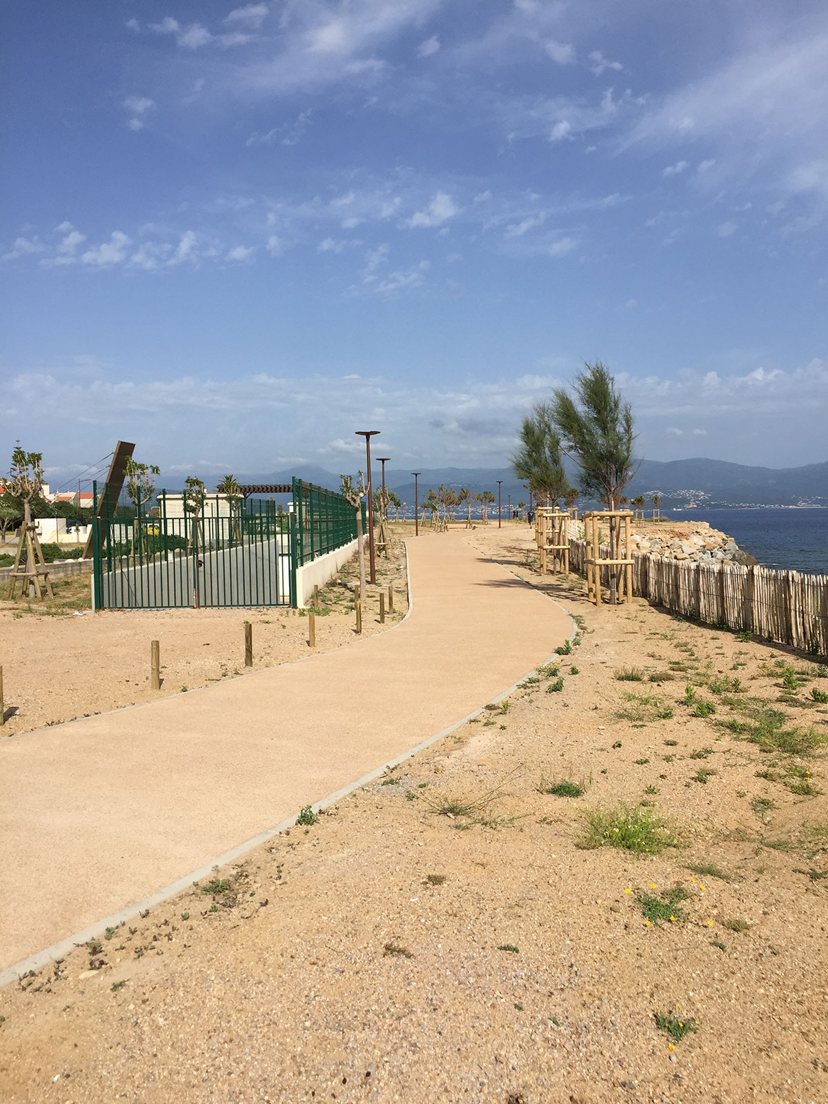Au niveau du cimetière