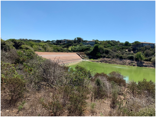 Vue de la réserve et du barrage depuis la rive gauche en amont Vue de la réserve et du barrage depuis la rive gauche en amont