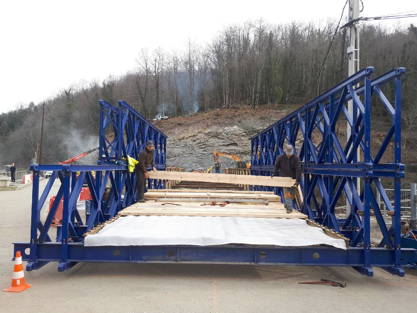 Le pont provisoire en cours de montage