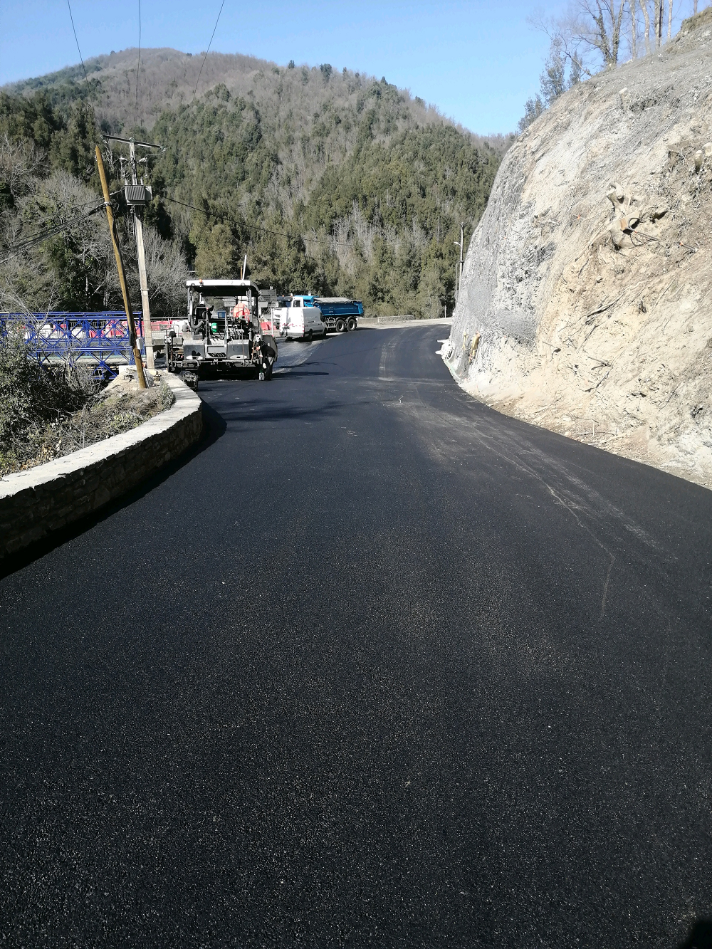 Les travaux d’enrobés en cours de finition.